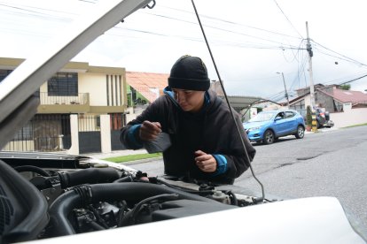 Teddy ha tenido que aprender mecánica  para sobrevivir, aunque quería ser policía.