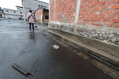 En esta calle, que hasta hace 15 años era una zanja, lo abandonaron.
