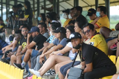 Buena cantidad de aficionados en una de las canchas de Parque Samanes.