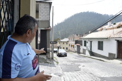 El vecino muestra el estado de la vía.