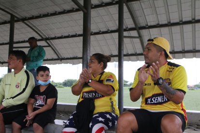 La familia de Madelen haciendo fuerza para que llegue el primer gol.