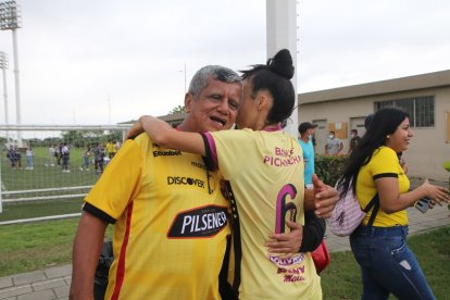 Un abrazo interminable entre Samantha Avilés y su tío Oswaldo López.