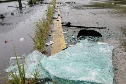 Tras el hecho, las evidencias todavía eran visibles. Se observa el vidrio destrozado de la unidad.