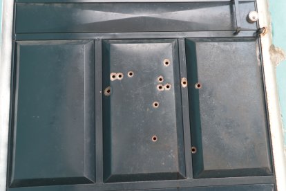 Varios ‘pepazos’ impactaron la puerta de esta casa de Bastión Popular.