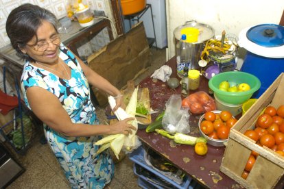 Cocinar los alimentos le sale más barato que comer fuera de su casa.
