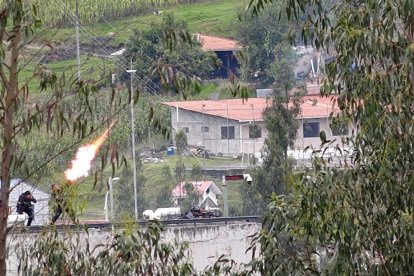 Personal policial lanza bombas lacrimógenas para tratar de ingresar y intentar tomar del control del centro carcelario.