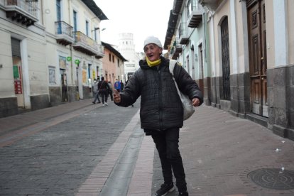 Mishell dice que canta en los buses y que no recibe apoyo.