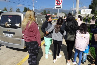 Allegados de los internos de la cárcel azuaya fueron ubicados es espacios asignados para darle información.