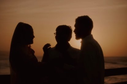 En el video de su más reciente éxito, ‘Valió la pena’, se ve a su prometido en contraluz.