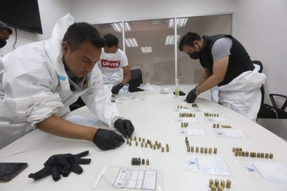 Las armas decomisadas en el reclusorio son analizadas por los peritos.