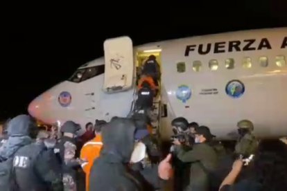 Las PPL subieron a este avión de las Fuerzas Armadas en el aeropuerto Mariscal La Mar de Cuenca.