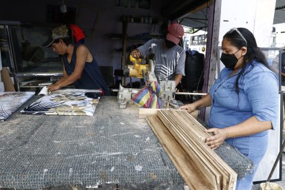 La madre de familia es la única mujer del taller.