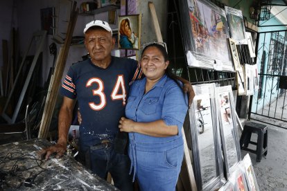 Posa junto a su padre, Carlos, de quien aprendió.