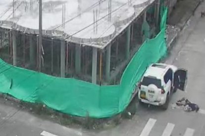 Luego se aleja dejando el cadáver tendido.