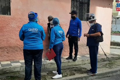 Este es el momento en que los vecinos tramitaron todo para que vacunaran al anciano.