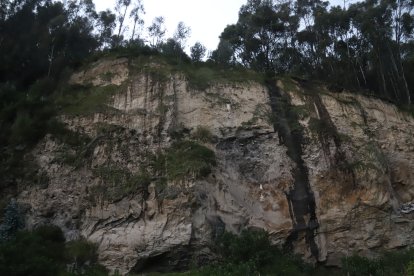En este lugar, frente a la casa abandonada, habrían fallecido obreros, hace más de una década.