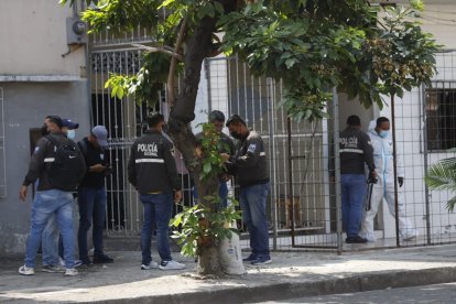 La actriz porno guayaquileña fue baleada dentro de su domicilio.  Tras el suceso la Policía llegó al sitio.