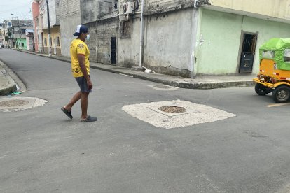 La caja se encuentra en media calle por donde transitan los moradores.