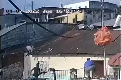 Los atacantes escalaron cerramiento y entraron a la casa de las víctimas.