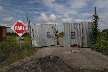 Justo al iniciar los terrenos municipales donde se construiría el nuevo aeropuerto de Guayaquil hay un portón. Si el guardia no deja pasar, hay que darse un vueltón para llegar a Daular.