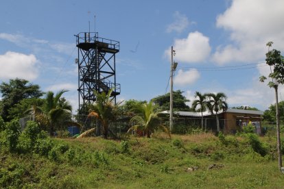 En los terrenos municipales hay una torre de control junto a una villa donde se ubican los guardias que vigilan la zona.
