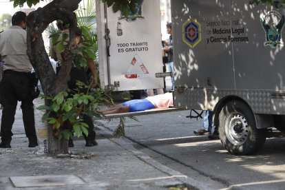 El cadáver de María Aurora Laborde Rodríguez fue retirado de su casa y subido al carro de Medicina Legal.