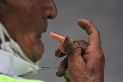 Con un pito hace respetar la ley. Todos lo quieren en Tumbaco.