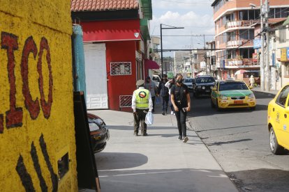 José avanza al sitio donde labora.