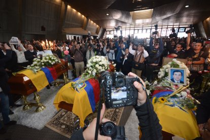 Durante el velorio de Javier, Efraín y Paúl.