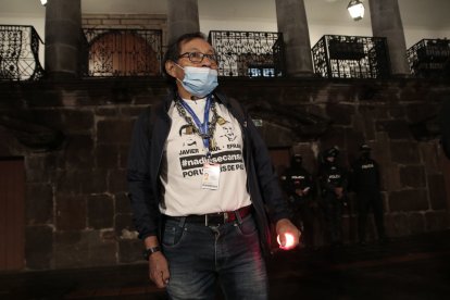 Galo Ortega, padre de Javier, tiene colgado en el pecho tres candados en señal de protesta.