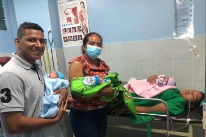 La familia está felizmente sorprendida.