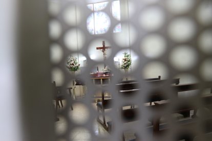 Por horas solo los arreglos florales acompañaron el féretro que contenía  el cuerpo de Aurora Laborde.