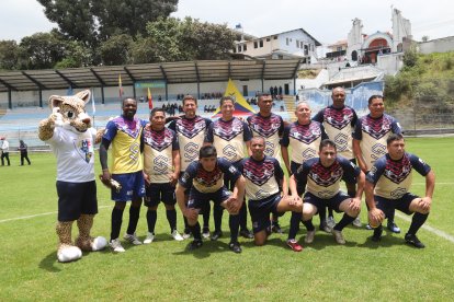 Exseleccionados como Johvani Ibarra, Patricio Urrutia, Iván Hurtado, Diego Calderón y Luis Mosquera saltaron a la cancha.