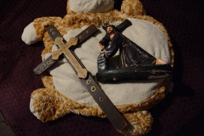 Esta cruz lo acompaña más de 35 años.