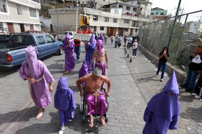 En pandemia, el creyente hizo una miniprocesión por su barrio.