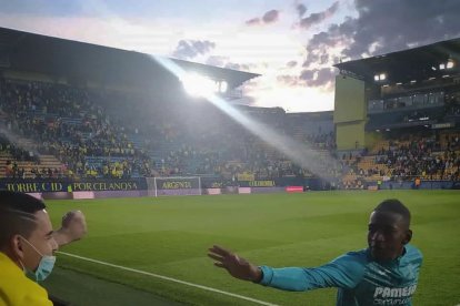 Momento en el que el ecuatoriano le entregó la prenda oficial.