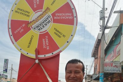 Joffre Montenegro preparará un arroz marinero ‘pepa’ con su funda de arroz.  Su familia completó la ‘jama’.