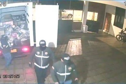 En esta imagen se observa a los sujetos cuando cometían el atraco.