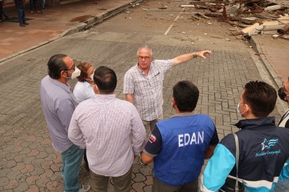 Javier Tola dialogaba con personal municipal sobre el procedimiento a seguir.