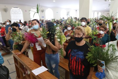 Feligreses se volcaron a participar de los actos de Domingo de Ramos.