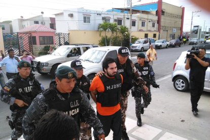 Geovanny López, llegó a la Unidad Multicompetente Penal de Santa Elena en medio de resguardo policial.