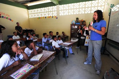 Satisfacer las necesidades primarias de los vástagos: salud, educación, etc., alivia a los padres de familia.