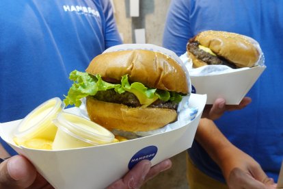 La 'hot' y 'Juicy' son las favoritas por los comensales. Las papas fritas también acumulan alagos.