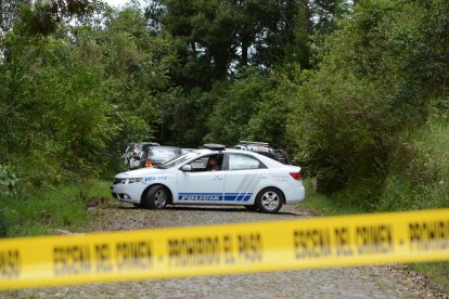 La Policía actuó con hermetismo mientras levantaba los indicios en la escena.