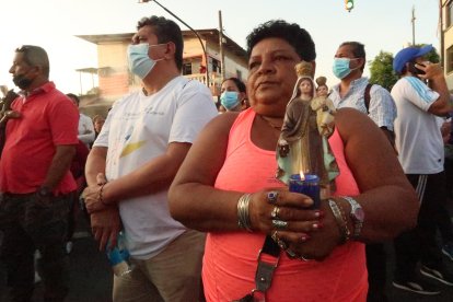 Adela Rúa Sánchez también caminó en la procesión con su imagen.