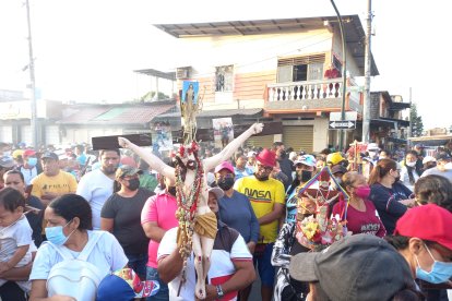 Carolina Soto y su familia llevaron su crucifijo de más de medio siglo de elaborado.