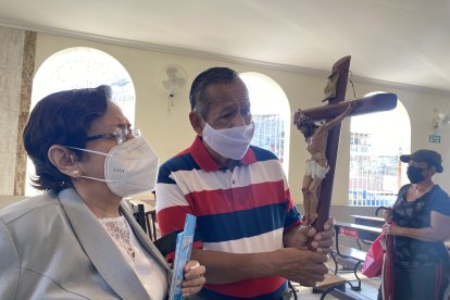 Primero, los esposos William Parrales y Aura Lainez ingresaron al templo del Cristo del Consuelo.