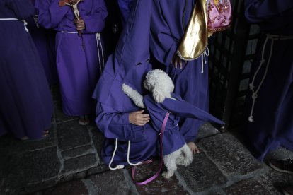 Jeimy Hernández llegó a la procesión con su mascota Scott.