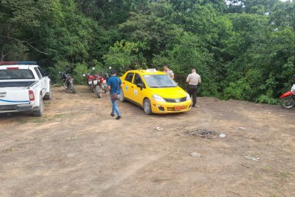 En este taxi se movilizaban las cuatro mujeres y el occiso.