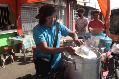 Mero atiende un local de comida en el sector de El Pedregal del Guasmo Norte al sur de Guayaquil.